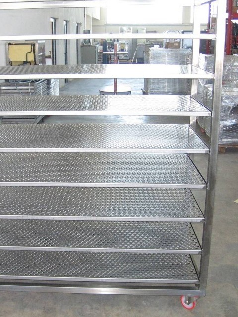 Izdelava vozičkov iz nerjavečega jekla za torte