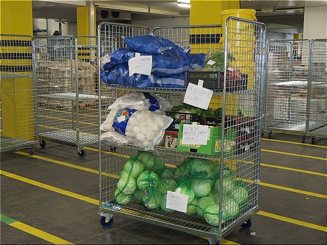 Anfertigung der Gitterwagen zum Sortieren von Obst und Gemüse und Versand an Standorte