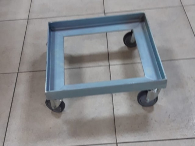 Herstellung verzinkter ESD-Rahmen mit Rollen für die Industriehalle