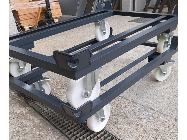 Herstellung von Palettenfahrrahmen mit Rollen in modernem Grau