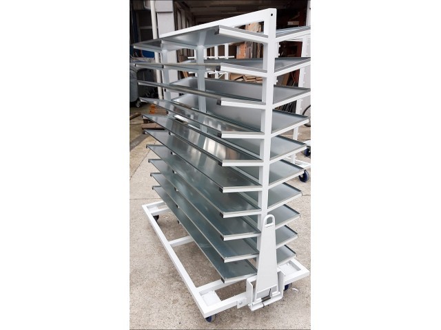 Herstellung von Regalwagen - für den Transport in Komposition mit AKU-Schleppern