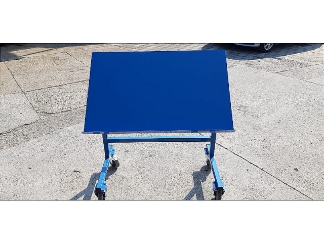 Produktion der Industrie-Tische an Rollen, mit Hebemöglichkeit