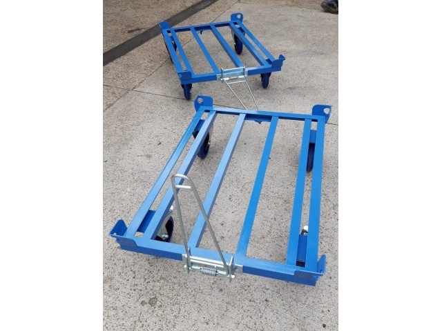 produktion-klassischer-palettenfahrgestelle-mit-deichsel-fuer-den-routenzug-in-komposition
