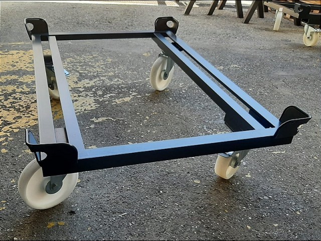 Proizvodnja vozičkov za palete v sivi barvi kupca