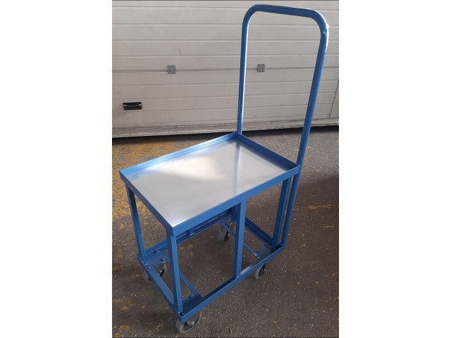 Tischwagen für den Transport von Materialsäcken in der Produktion