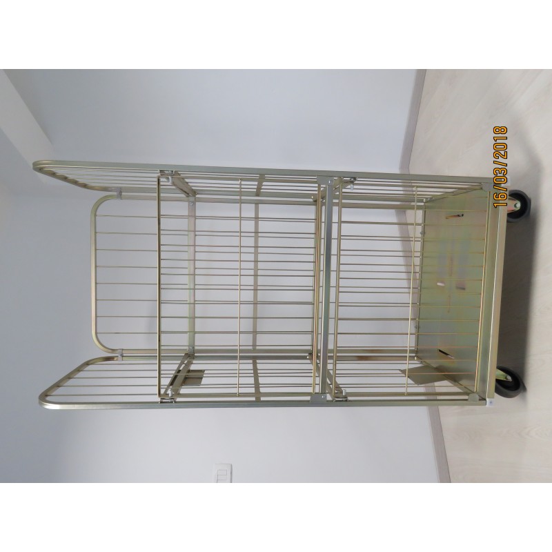 Žičnati voziček visoke kakovosti za pralnice, narejen iz metalnih profilov, z dvema stranskima, eno zadnjo steno, 2 x vmesna polica, zlato cinkan in dodatno zaščiten z PP glazuro. Nosilnost 600 kg.